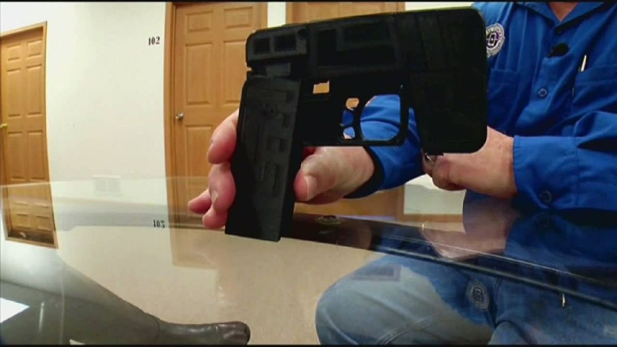 Gun disguised as iPhone alarms authorities