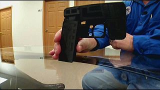 Un pistolet déguisé en iPhone inquiète les autorités belges