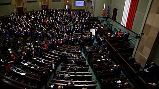 Polonya ana muhalefeti parlamentoda bir aydır sürdürdüğü protestoya son verdi