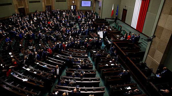 پایان تحصن نمایندگان مخالف در صحن پارلمان لهستان پایان تحصن نمایندگان مخالف در صحن پارلمان لهستان
