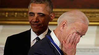 Obama condecora y hace llorar a Biden