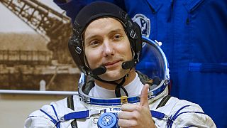 Французский астронавт Тома Песке делает первые шаги в открытом космосе