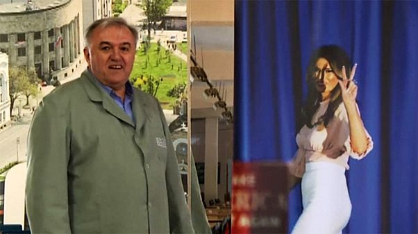 Η Μελάνια Τραμπ δεν ξέχασε τον ... υποδηματοποιό της Η Μελάνια Τραμπ δεν ξέχασε τον ... υποδηματοποιό της