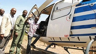 Kenya : un élève va à l'école en hélicoptère