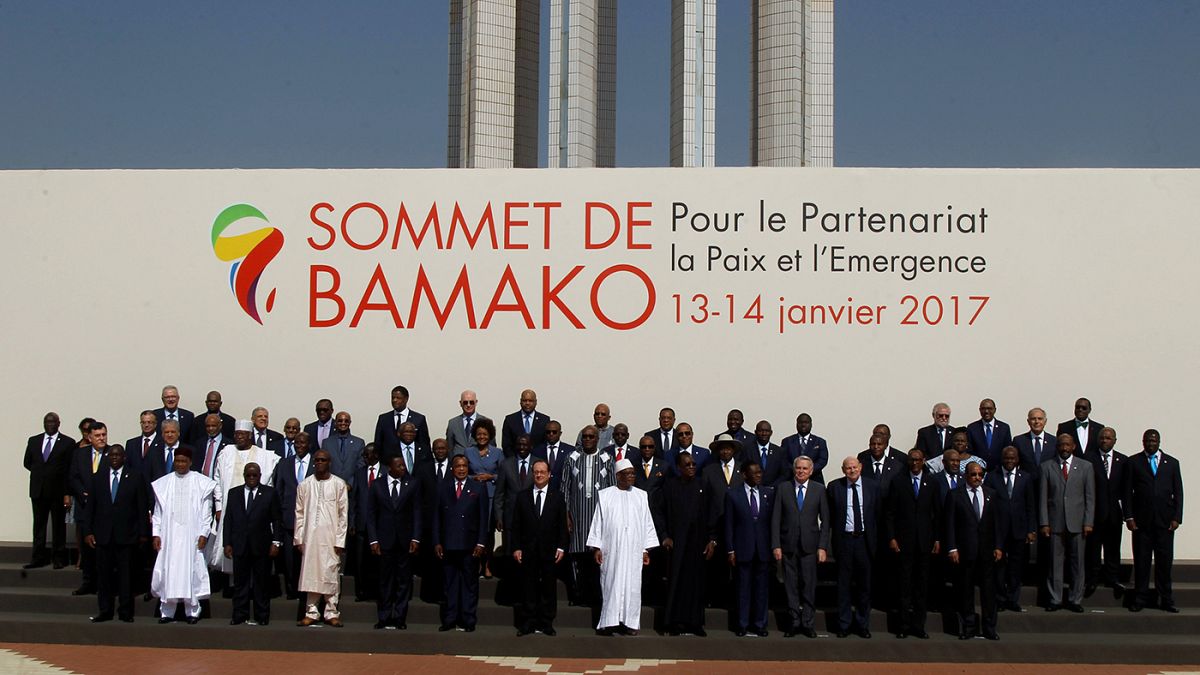 الرئيس هولاند يؤكد في باماكو على بقاء فرنسا دائماً إلى جانب مالي
