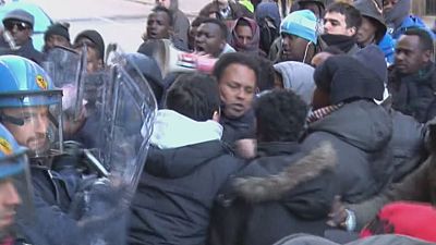 İtalya: Öfkeli göçmenler valiliğe yürüdü