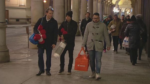 Fázó hajléktalanokon segített a két focista Fázó hajléktalanokon segített a két focista
