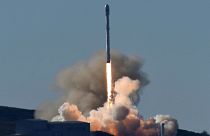 La compañía aeroespacial SpaceX lanza con éxito un cohete Falcon 9