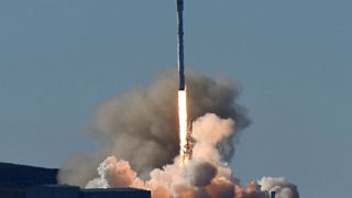 La compañía aeroespacial SpaceX lanza con éxito un cohete Falcon 9