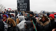 Bürgerrechtler marschieren gegen Trump, der ätzt online zurück