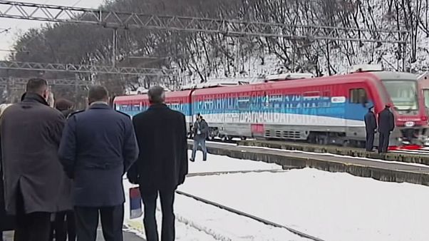 Un tren con la inscripción 'Kosovo es Serbia' es detenido antes de llegar a territorio kosovar Un tren con la inscripción 'Kosovo es Serbia' es detenido antes de llegar a territorio kosovar