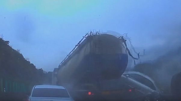 Шесть человек погибли в автокатастрофе на юге Китая Шесть человек погибли в автокатастрофе на юге Китая
