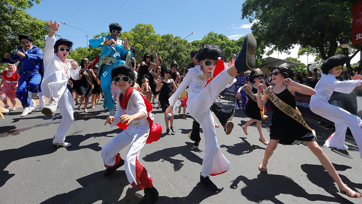 Austrália: Milhares assistem à parada Elvis Presley