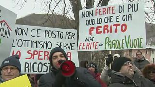 Itália:Habitantes protestam cinco meses após o sismo