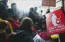 Με διαδηλώσεις υποδέχθηκαν τον Σι Ζινπίνγκ στη Βέρνη