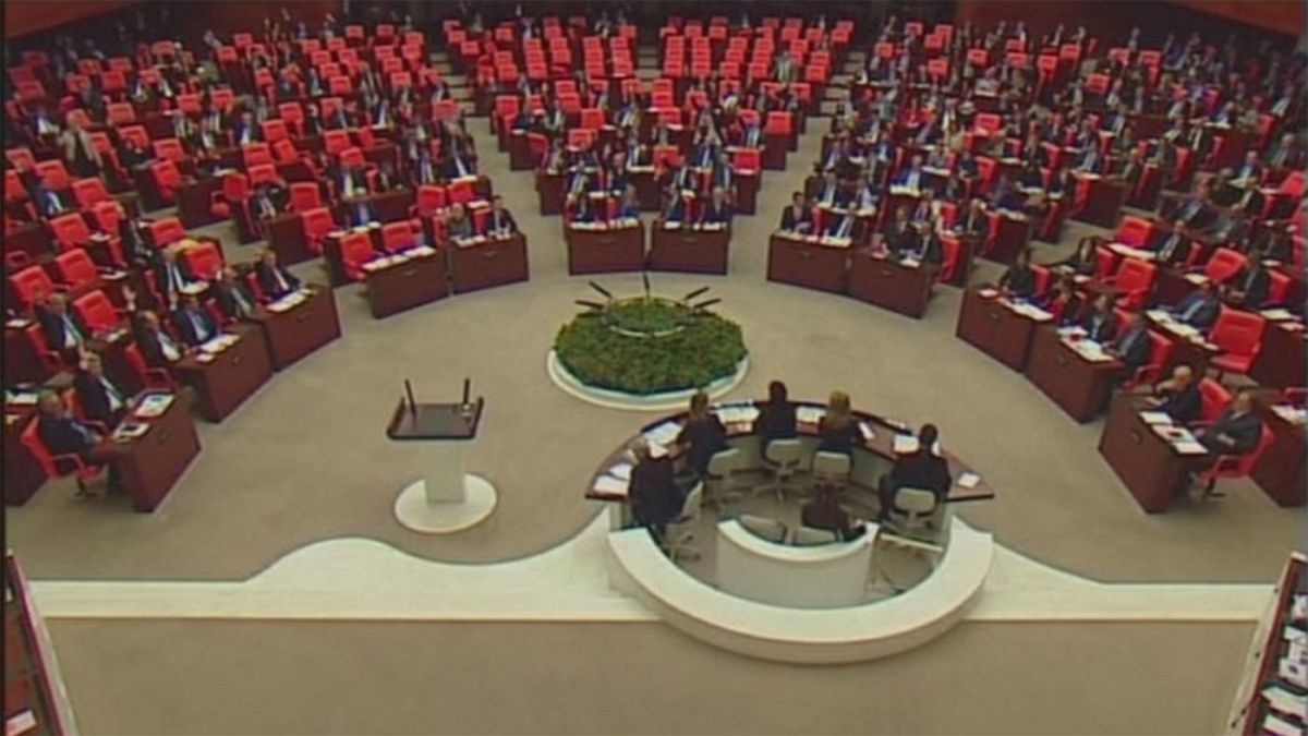 Turquia: Parlamento aprova em primeira leitura reforço de poderes do presidente
