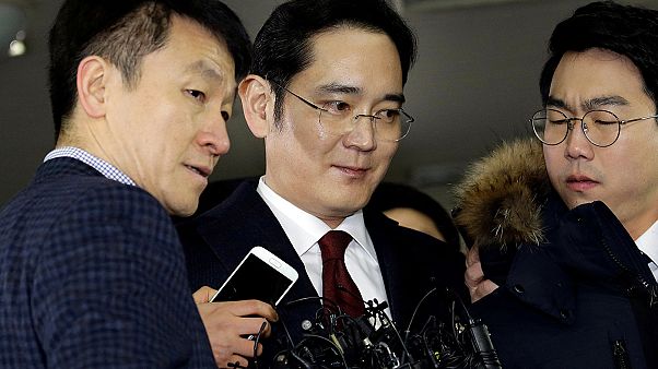 A Samsung-vezér letartóztatását kezdeményezte a szöuli ügyészség A Samsung-vezér letartóztatását kezdeményezte a szöuli ügyészség