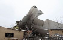 Türkisches Frachtflugzeug stürzt auf kirgisisches Dorf - 37 Tote