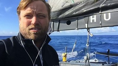 Alex Thomson bate el récord de distancia navegada en solitario en un día