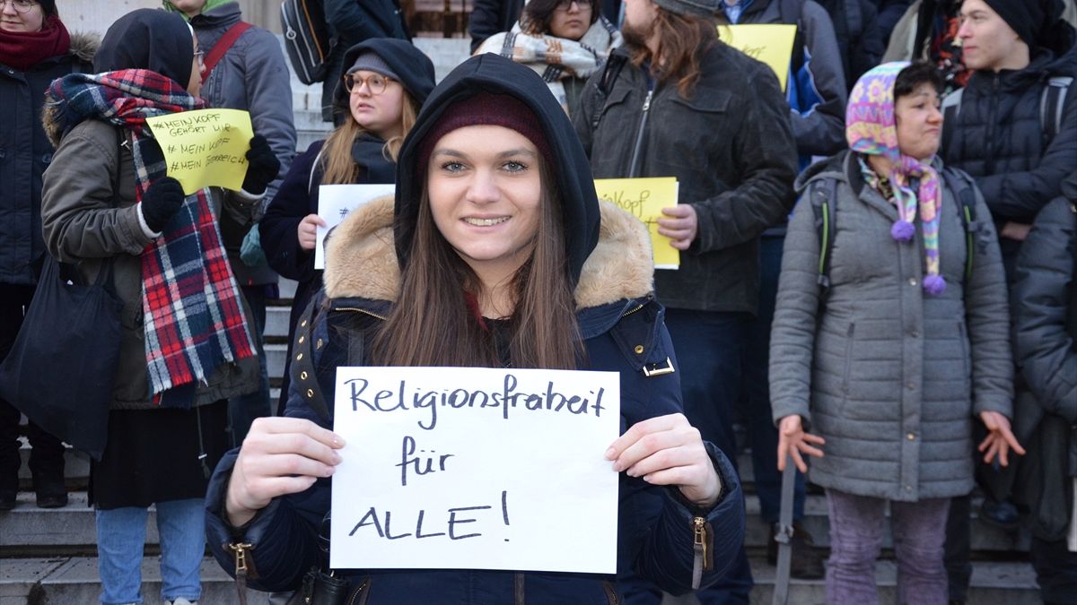 Avusturya'da kamu çalışanlarına başörtü yasağı