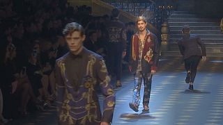 Dolce & Gabbana presentan a los "nuevos príncipes" en la pasarela de Milán