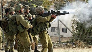 مشاهد مروعة لمقتل شاب فلسطيني و سحله على أيدي الجنود الإسرائيليين