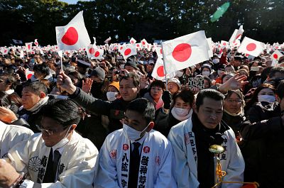 Cheering crowds greeted Japan\'s Emperor Akihito and other members of the royal family at the Imperial Palace in Tokyo on Wednesday.