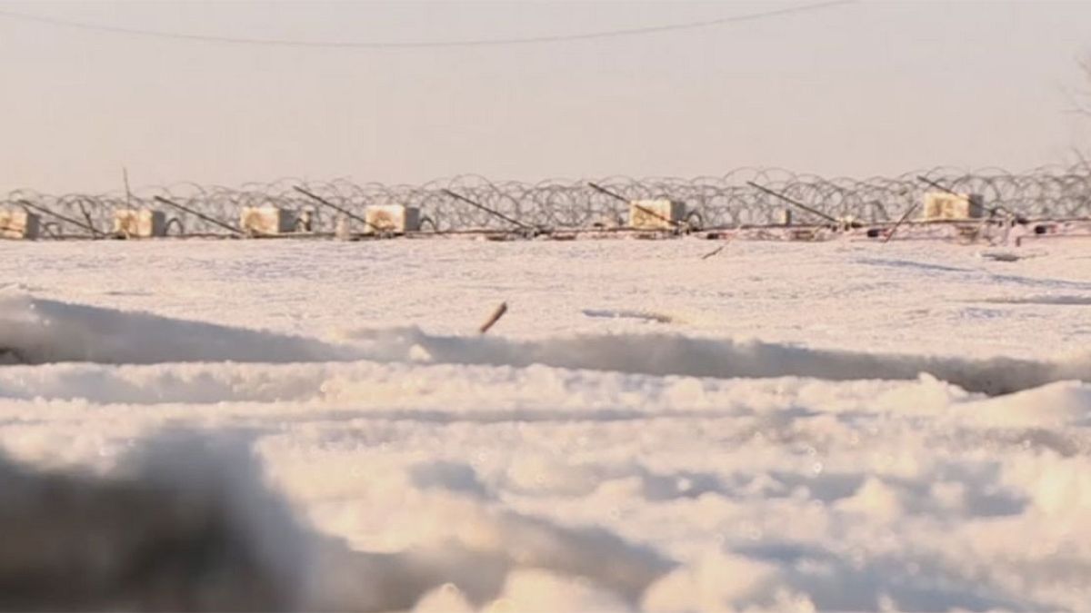 A hó fogságába estek a menekültek a magyar határnál