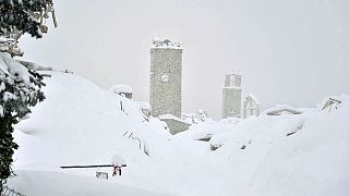Al menos un muerto y una treintena de desaparecidos en un alud de nieve que ha sepultado un hotel en el centro de Italia