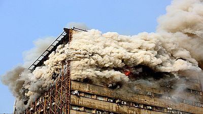 В Тегеране сгорел и рухнул торговый центр