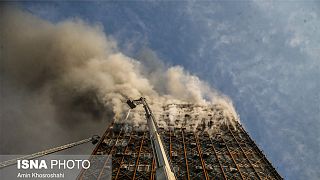 Al menos 30 muertos al derrumbarse un edificio en llamas en Teherán