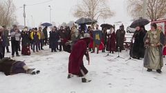 Bad im eiskalten Fluss als Mittelalter-Ritual