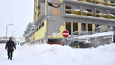 Olaszország: a hó fogságában a földrengés sújtotta lakosság