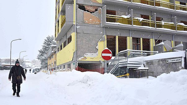 Schneemassen machen Erdbebenopfern und Helfern das Leben schwer Schneemassen machen Erdbebenopfern und Helfern das Leben schwer