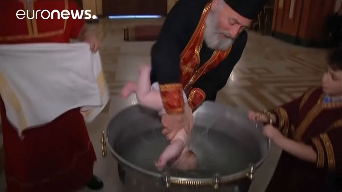Массовое крещение младенцев в Грузии