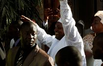 Barrow jura como presidente de Gambia desde el exilio y tropas senegalesas entran en el país