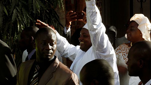 Barrow jura como presidente de Gambia desde el exilio y tropas senegalesas entran en el país Barrow jura como presidente de Gambia desde el exilio y tropas senegalesas entran en el país
