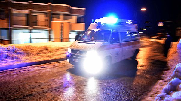 Éjszaka is túlélők után kutatnak az olasz óriáslavina után Éjszaka is túlélők után kutatnak az olasz óriáslavina után