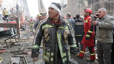 Bombeiros soterrados a apagar fogo em arranha-céus de Teerão (imagens)