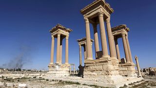 دمشق تتهم تنظيم "الدولة الإسلامية" بتدمير واجهة المسرح الروماني في تَدْمُر والتِّتْرَابِيلُونْ
