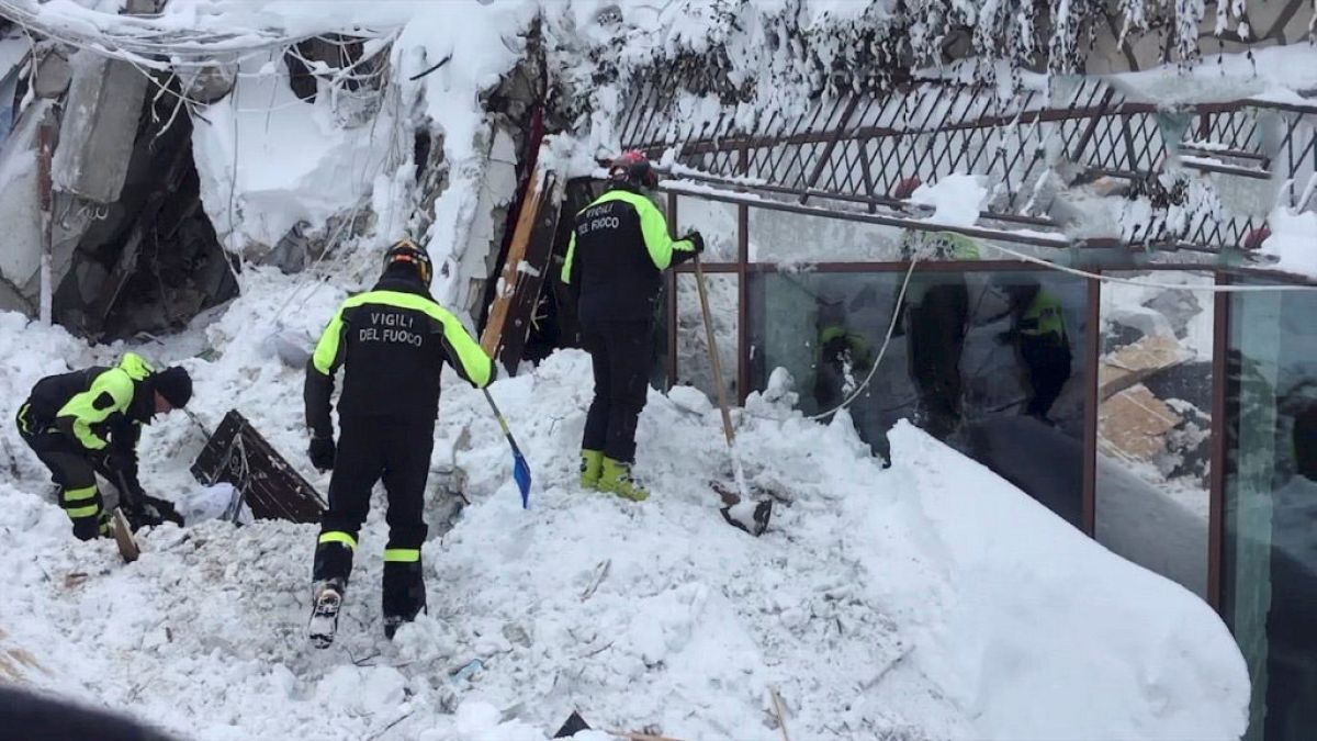 Hat embert élve találtak meg a lavina sújtotta olasz hotelnél