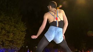رقص و پایکوبی فعالان دگرباش جنسی در اعتراض به معاون ترامپ