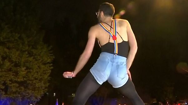 Etats-Unis : la communauté LGBTI organise une soirée devant la maison du vice-président Etats-Unis : la communauté LGBTI organise une soirée devant la maison du vice-président