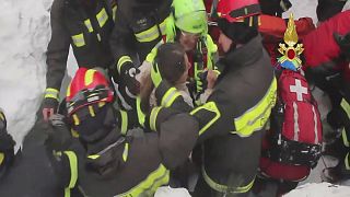 انتشال 8 أشخاص أحياء من تحت أنقاض الفندق الذي دمره انهيار ثلجي وسط ايطاليا