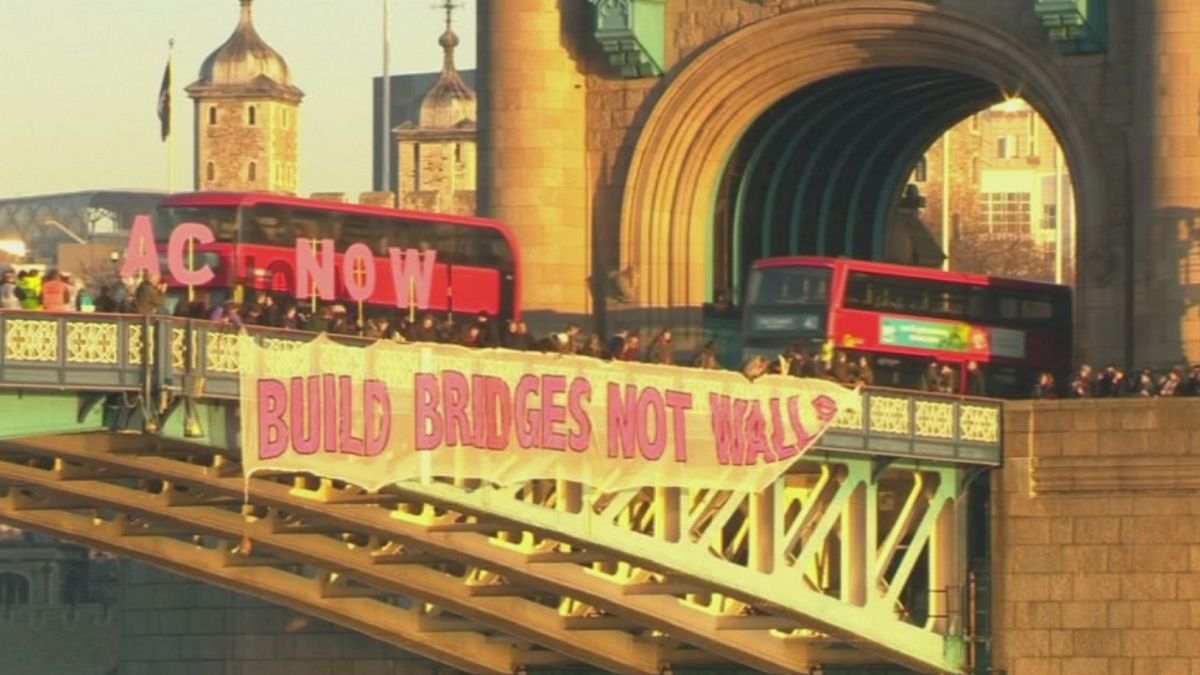 متظاهرون في دول أوروبية عديدة بصوت واحد " عليك أن تبني جسورا وليس جدرانا يا ترامب !"