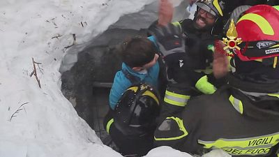 Nuevos rescatados bajo el hotel sepultado por una avalancha en Italia