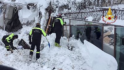 Síri csendben találták a mentők a hó alá temetett szállodát