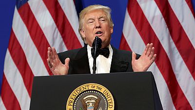 Donald Trump első elnöki napja: intézkedések és három bál