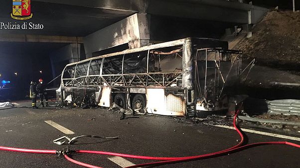 İtalya'da otobüs kazası: En az 16 ölü İtalya'da otobüs kazası: En az 16 ölü