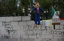 Mexicanos erguem muro simbólico no exterior da embaixada